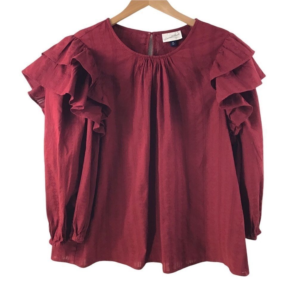 Universal Thread dark red‎ top. Ruffled sleeve with elastic at wrist. Size XXL
